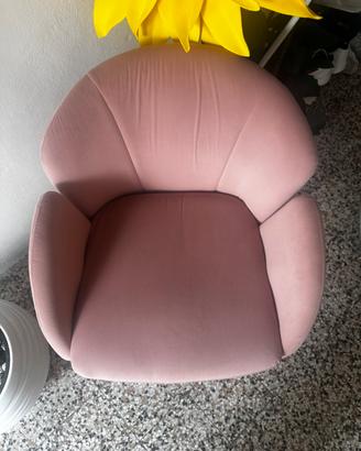 Poltroncina rosa cipria con gambe dorate