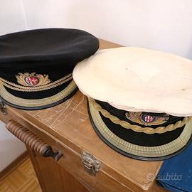 Copricapi e divisa marina originali