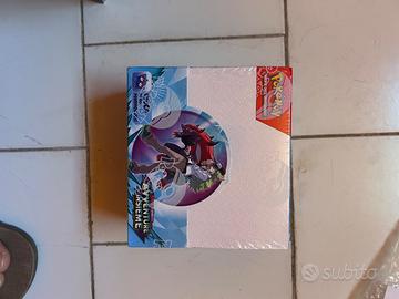 Espositore Scarlatto e violetto avventure insieme