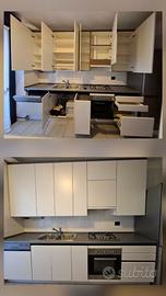 Cucina con tavolo e sedie