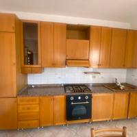 Cucina completa con tavolo e sedie