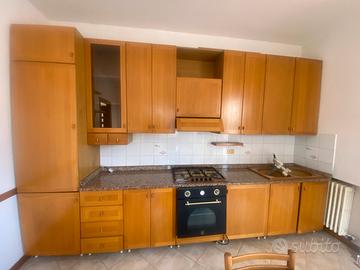 Cucina completa con tavolo e sedie