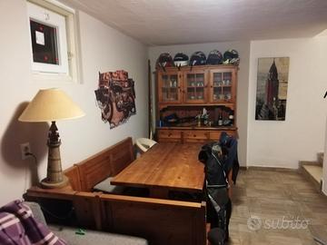 Arredamento taverna tavolo panca e credenza