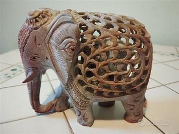 Elefante indiano in pietra