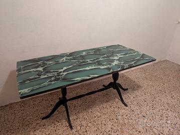 Tavolo con piano in vetro