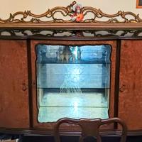 Sala completa tenuta molto bene.