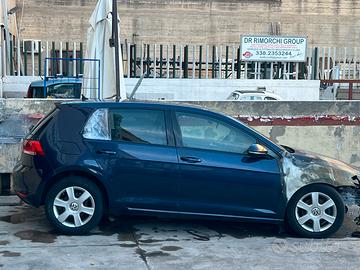 Auto parzialmente bruciata