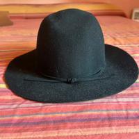 Cappello nero elegante con fiocchetto