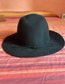 Cappello nero elegante con fiocchetto