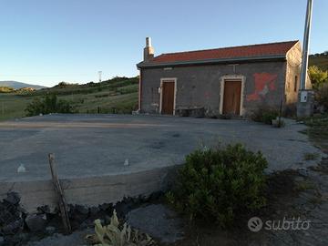 Terreno con caseggiato a bronte