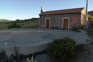 Terreno con caseggiato a bronte