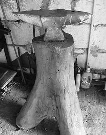 incudine antica 50 kg con supporto 