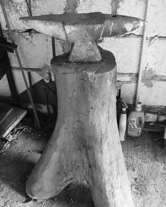incudine antica 50 kg con supporto 