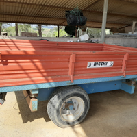 Trattore agricolo più rimorchio