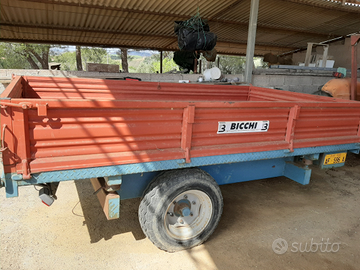 Trattore agricolo più rimorchio