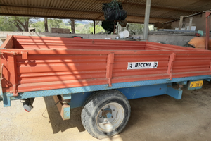 Trattore agricolo più rimorchio