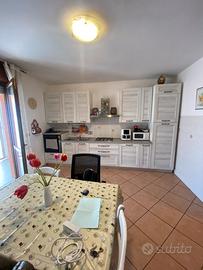 Cucina lineare e parete soggiorno