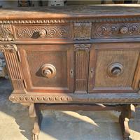 Antica credenza intagliata in legno massello