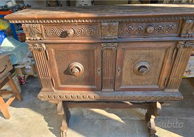 Antica credenza intagliata in legno massello