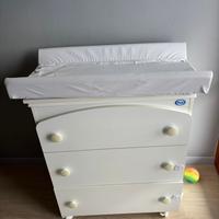 Lettino ,Comodino ,con bagnetto piu fasciattoio