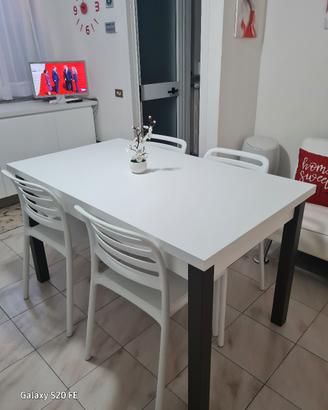 TAVOLO CUCINA CON 4 SEDIE 