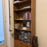 Libreria IKEA in legno chiaro – ampia e versatile