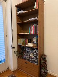 Libreria IKEA in legno chiaro – ampia e versatile