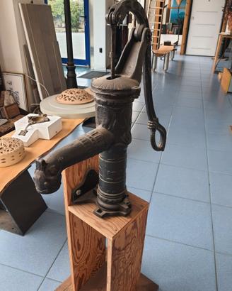 Pompa a Mano in Ghisa