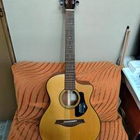 Chitarra acustica amplificata 
