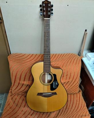 Chitarra acustica amplificata 