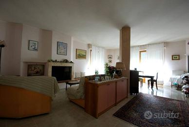 Villa di 250 m² con più di 5 locali e box auto a S
