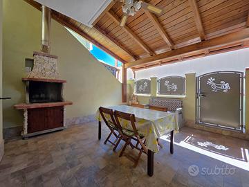 Villetta a schiera con cortile, box e cantina