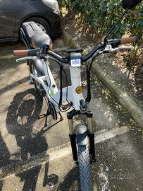 Bicicletta A2B Metro elettrica 