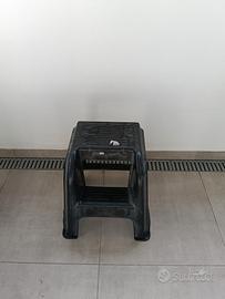 Sgabello con gradino, realizzato in plastica