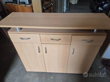 Mobile credenza moderna in legno chiaro