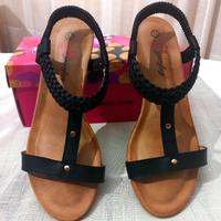 sandali estivi neri e marroni con zeppa in gomma 