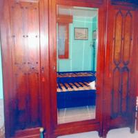 Armadio a tre ante con specchiera centrale