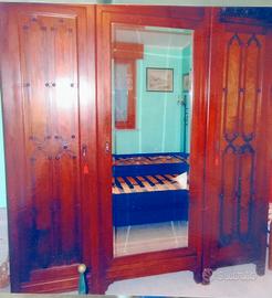 Armadio a tre ante con specchiera centrale