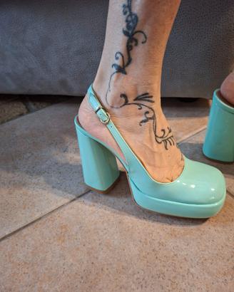 Scarpe in vernice color verde acqua
