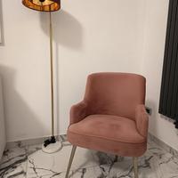 lampada da terra e poltrona
