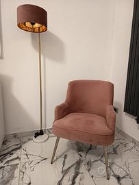 lampada da terra e poltrona