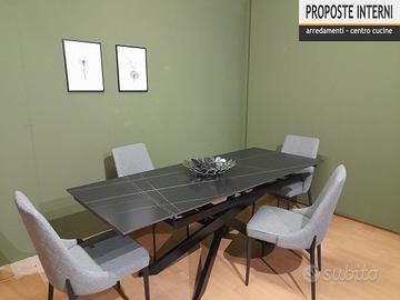 TAVOLO ALLUNGABILE CON 04 SEDIE