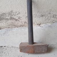 mazza in ferro e manico di legno.