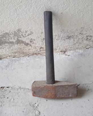 mazza in ferro e manico di legno.