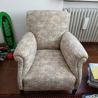 Poltrona rivestita in tessuto