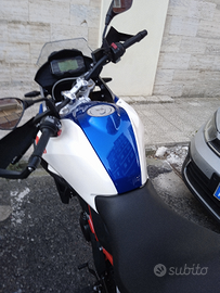 Bmw g310 gs polar white racing blue metallic