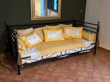 Divano letto in ferro battuto elegante e versatile