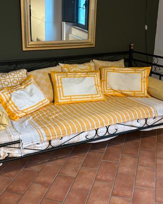 Divano letto in ferro battuto elegante e versatile