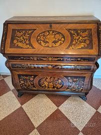 Elegante comò Intarsiato in Stile Barocchetto -