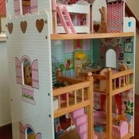 Casa delle bambole in legno